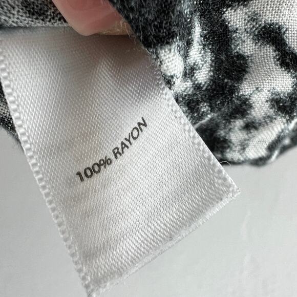 LEITH Black White Graphic Print Sleeveless V-Neckline Rayon Romper Size XS - Picture 9 of 9